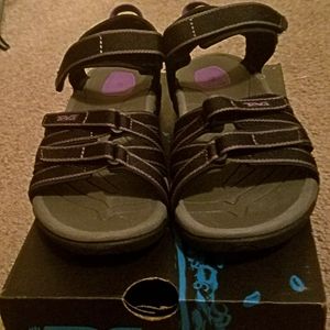 Teva Sandles - Size 5